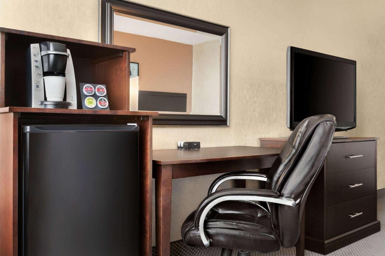 Travelodge By Wyndham Quebec City Hotel & Convention Centre Экстерьер фото